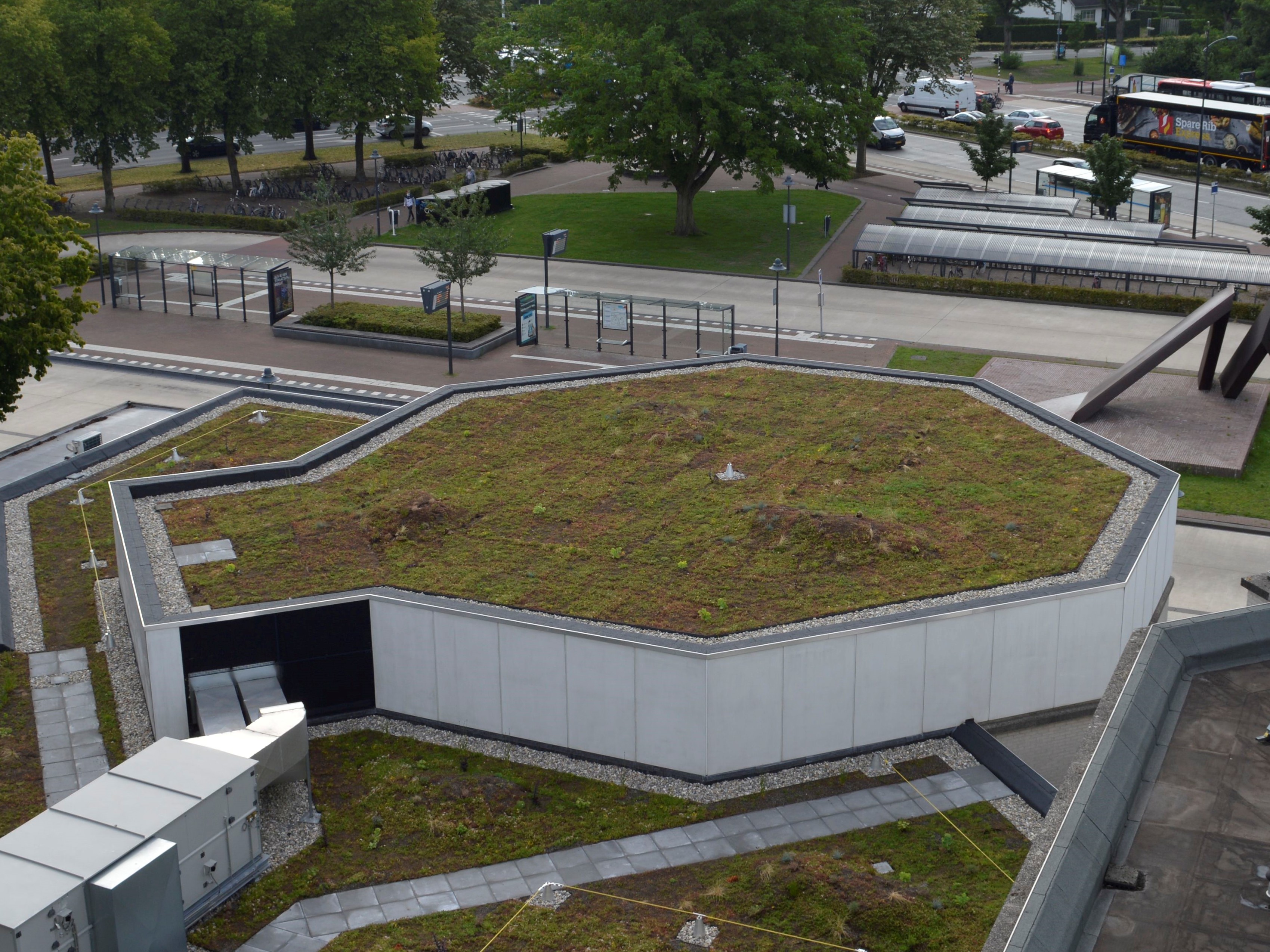 foto groen dak en zonnepanelen gemeentehuis veghel